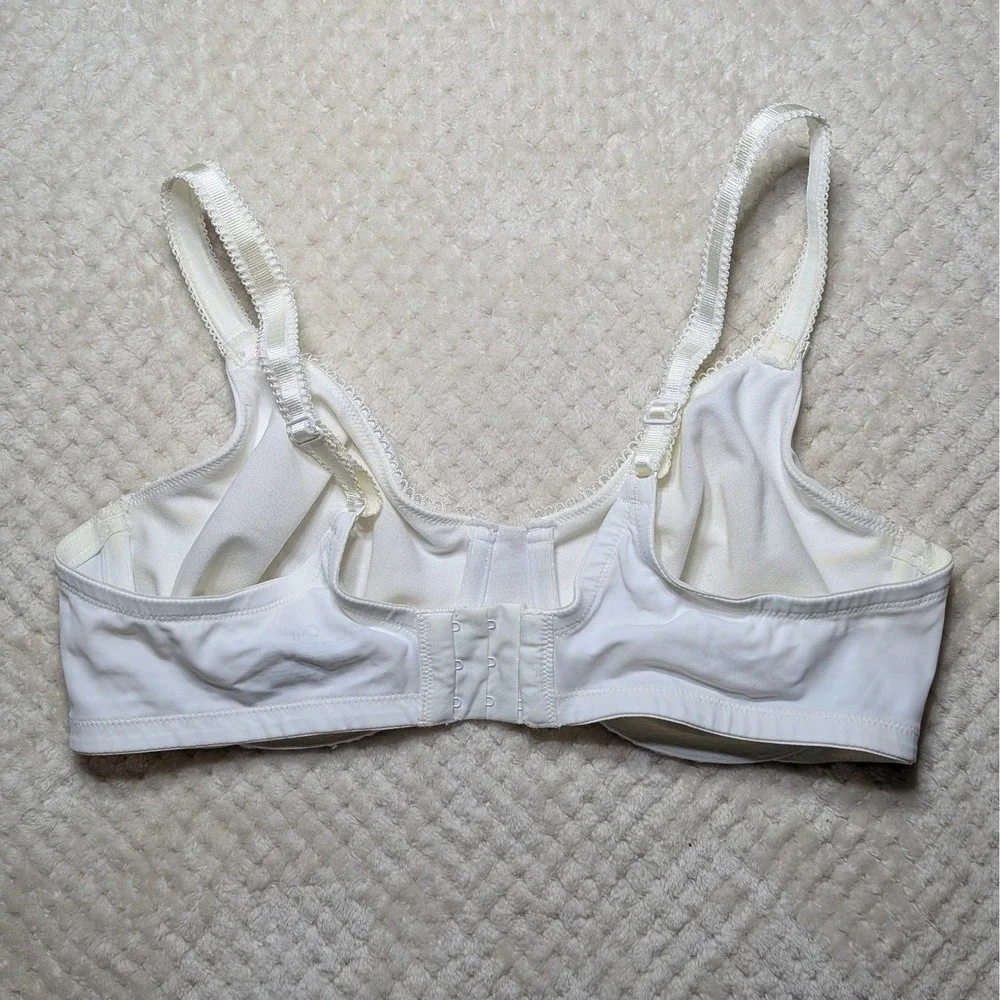 Olga 40C White Underwire Bra Lace Trim Support Nylon Blend‎ Style 35063